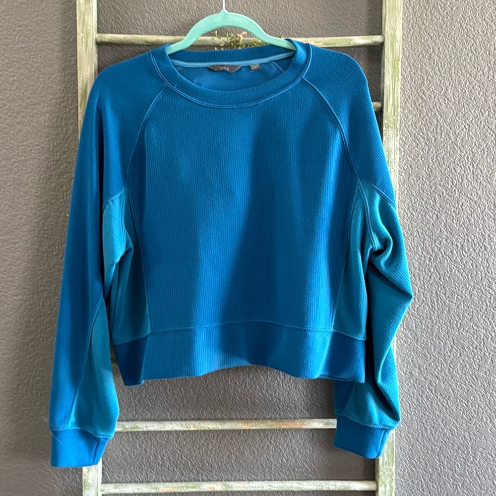 Great sweatshirt. Two toned sleeve and sides. Fun color